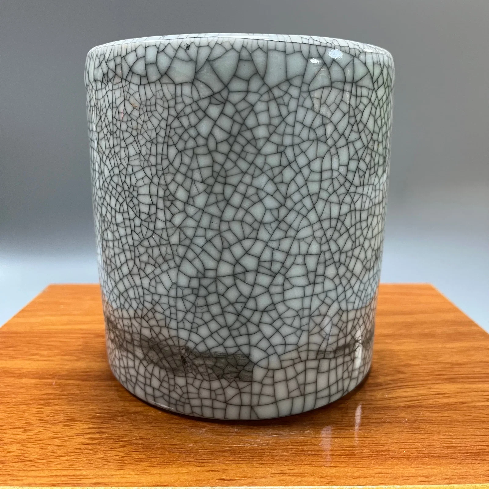 A square brush pot with crackle glaze and seal mark from the Ge kiln of the Qianlong period of the