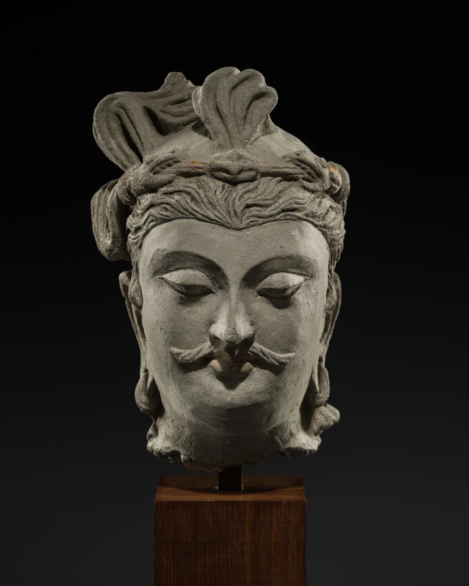 A STUCCO AND CLAY HEAD OF A BODHISATTVA, ANCIENT REGION OF GANDHARA, 3RD-5TH CENTURY