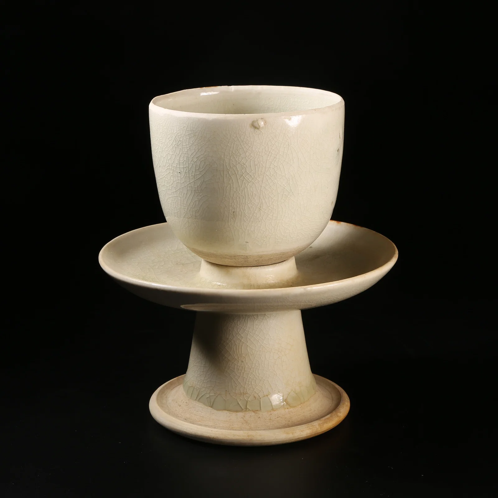 A SUI DYNASTY WHITE PORCELAIN TEA BOWL STAND