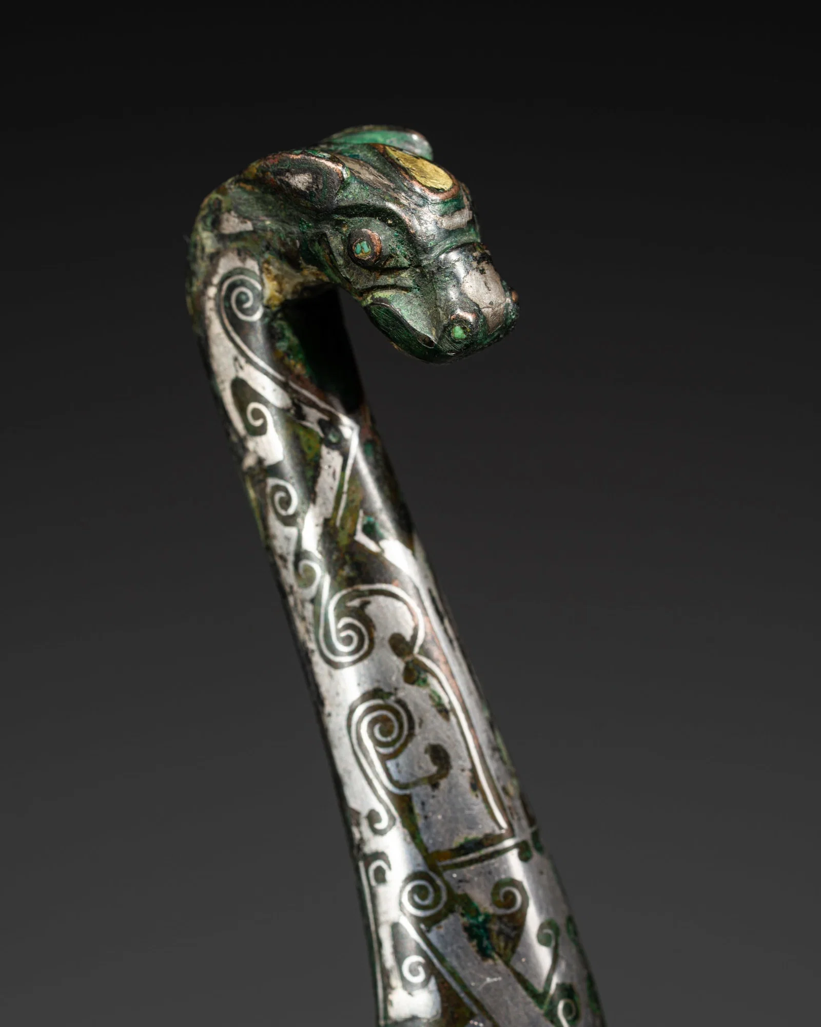 A SUPERB TURQUOISE, GOLD, SILVER, AND COPPER-INLAID BRONZE GARMENT HOOK, DAIGOU