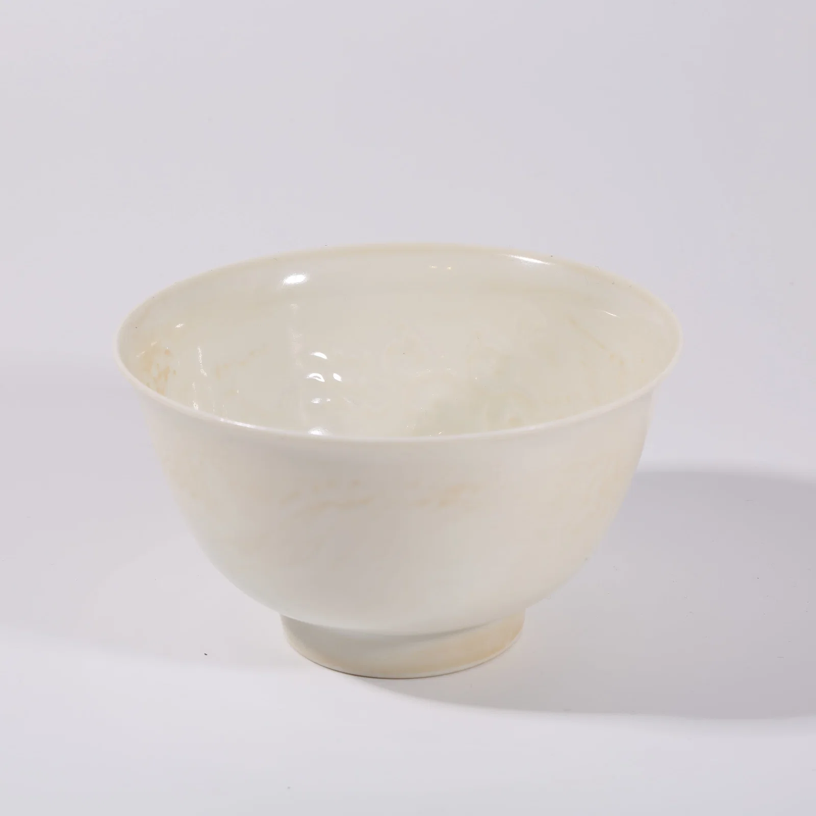 A TANG DYNASTY WHITE PORCELAIN BOWL WITH INCISED PHOENIX DESIGN