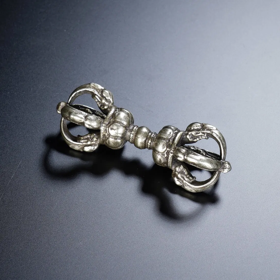 A TIBETAN BRONZE VAJRA