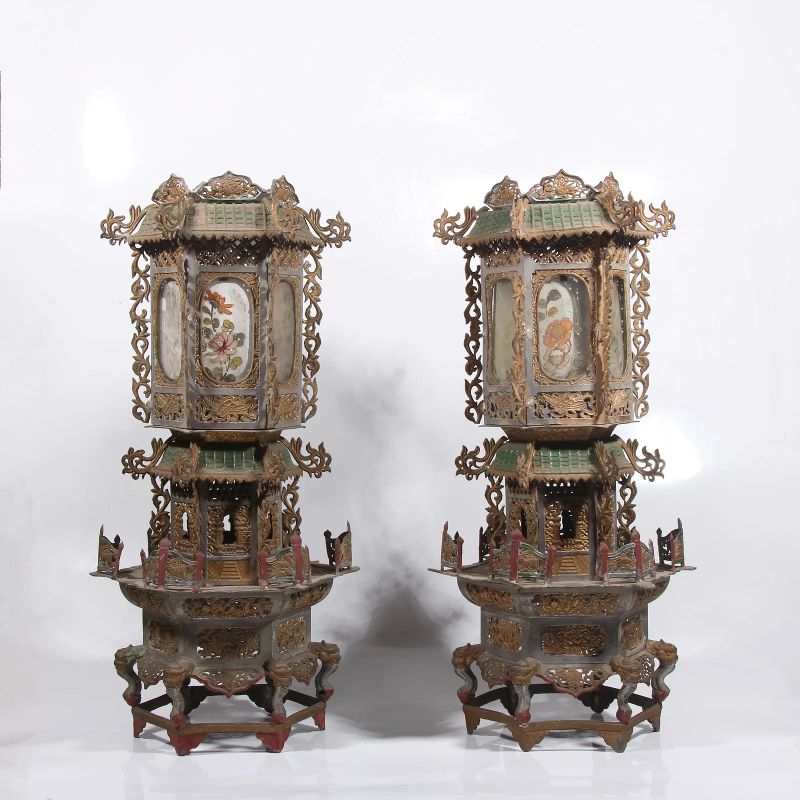 A TIN PALACE LANTERNS WITH PAINTED GOLD FLORAL MOTIF, SET