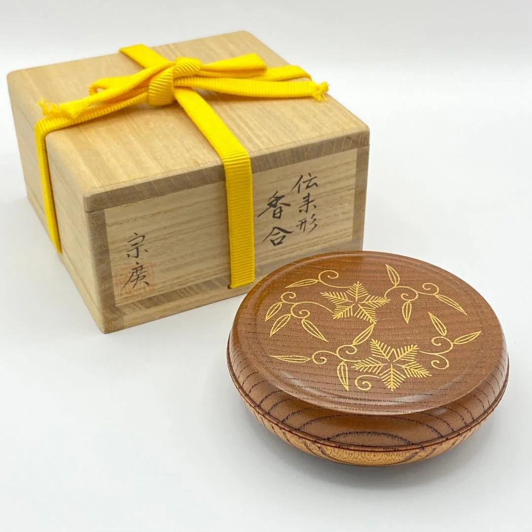 A traditional style lacquer incense box crafted by DOjO SOkO.