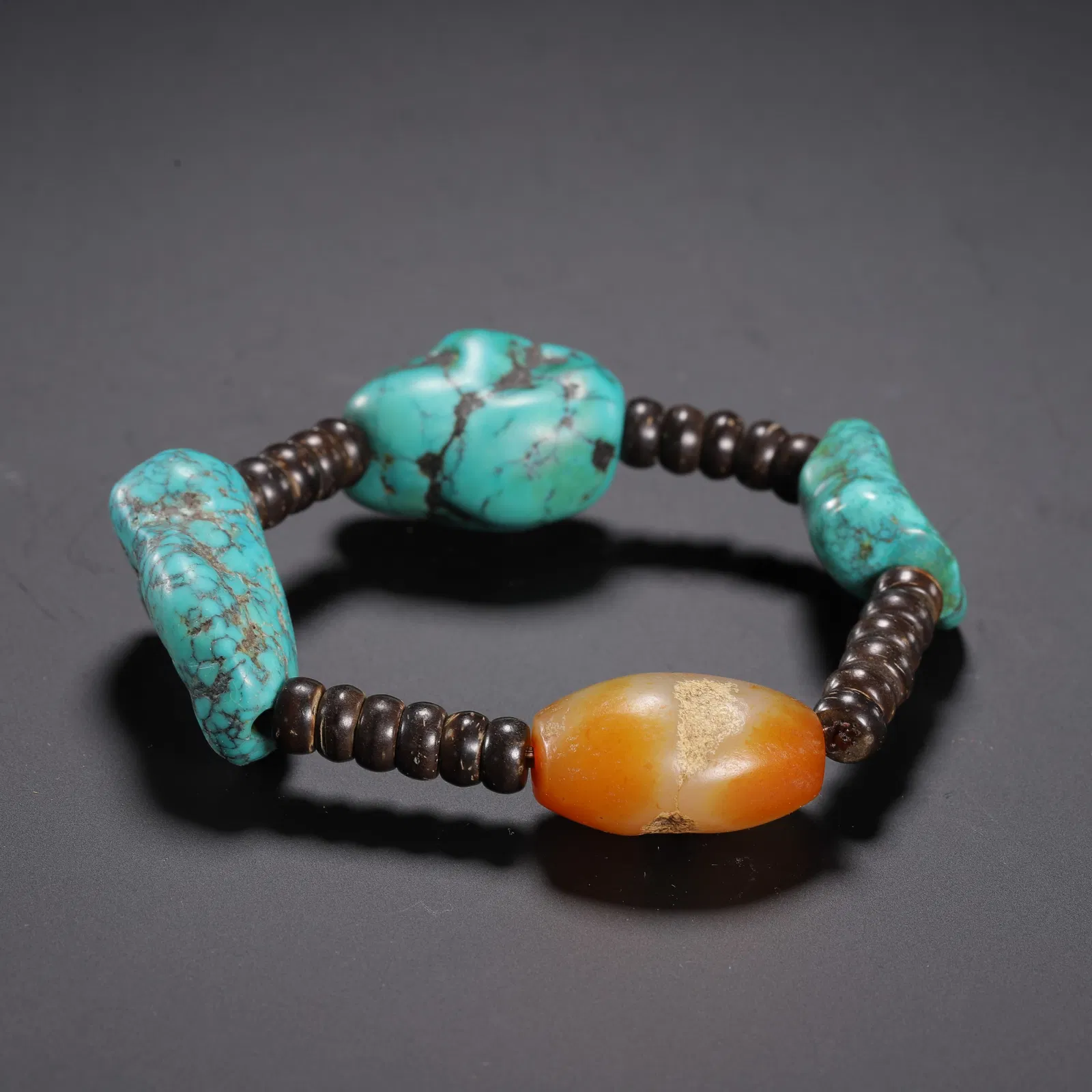 A TURQUOISE BEADS BRACELET