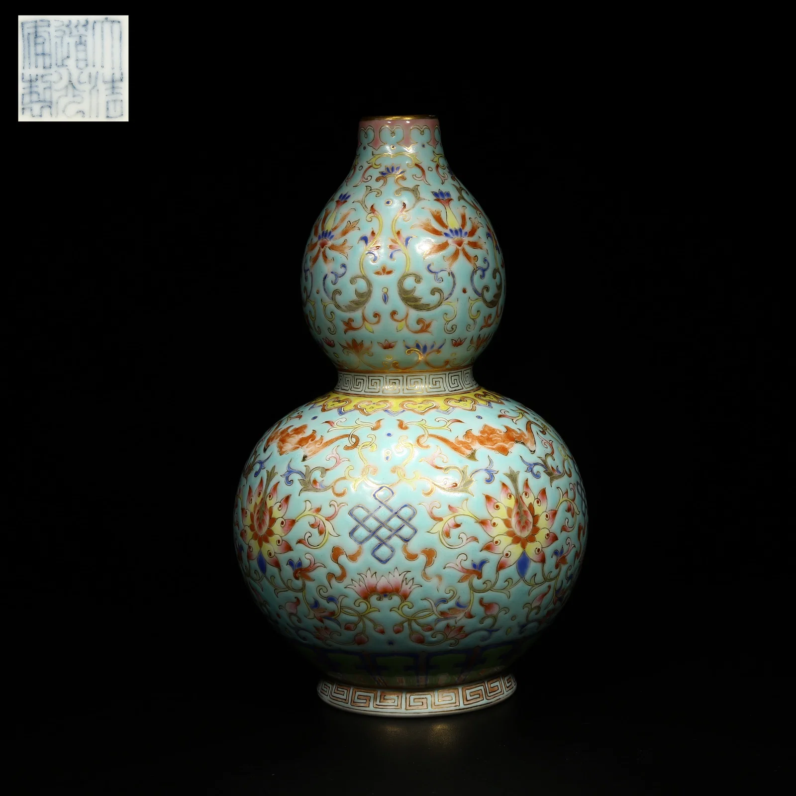 A TURQUOISE-GROUND FAMILLE ROSE GOURD VASE WITH ENTWINED LOTUS SCROLL DESIGN