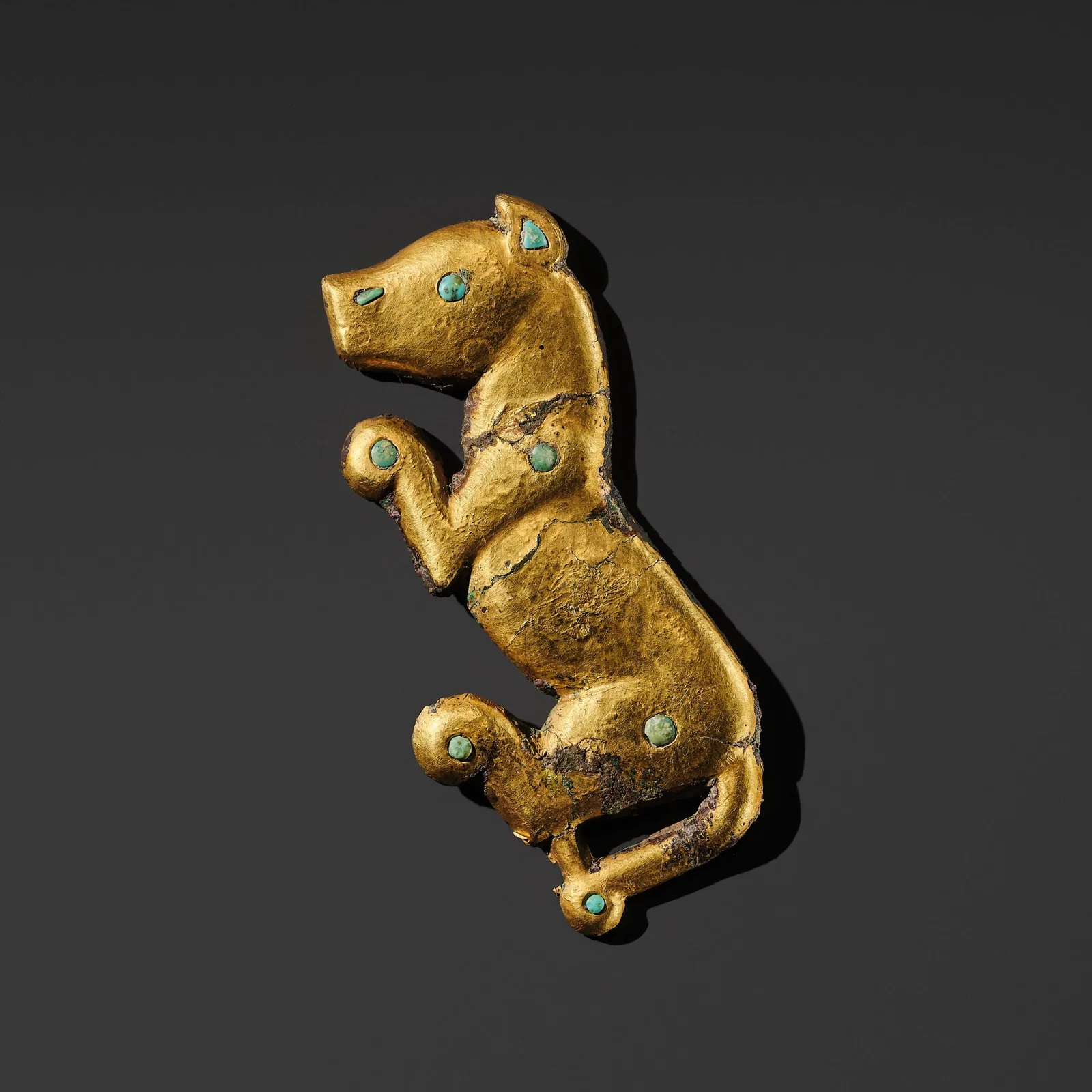 A TURQUOISE-INLAID GOLD AND BRONZE 'TIGER' PLAQUE, WARRING STATES PERIOD