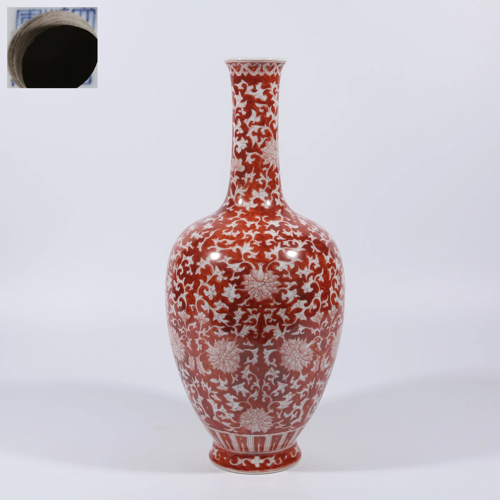 A UNDERGLAZE RED VASE WITH INTERTWINED FLORAL DESIGN