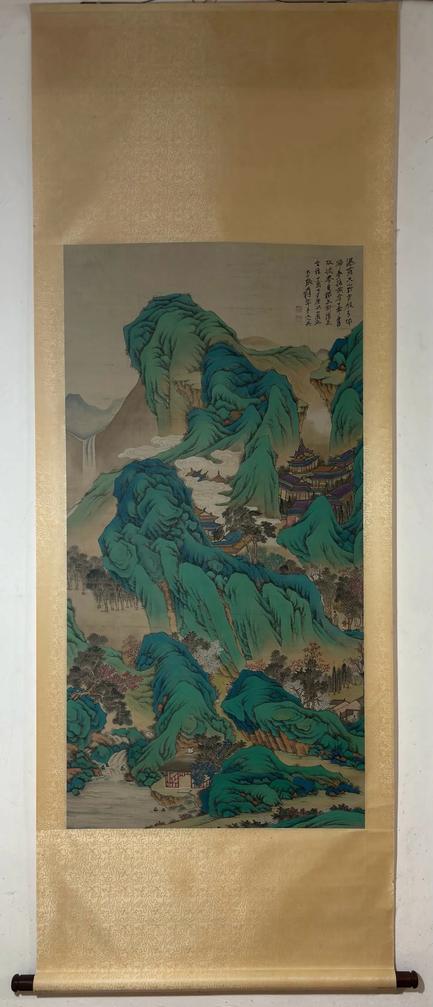 A vertical axis of a landscape painting of a large thousand boundary paintings