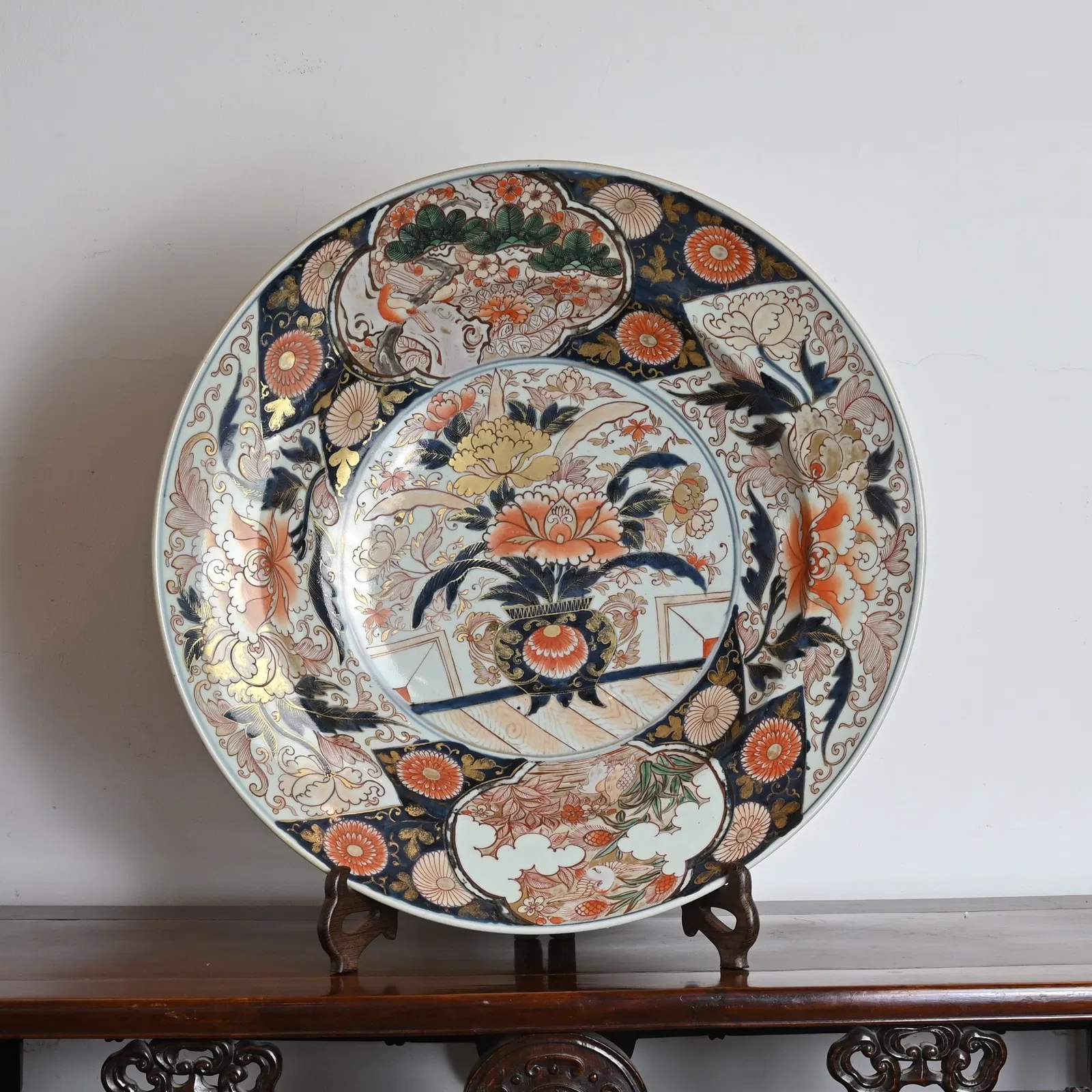 A VERY LARGE JAPANESE IMARI PORCELAIN CHARGER, EDO PERIOD.