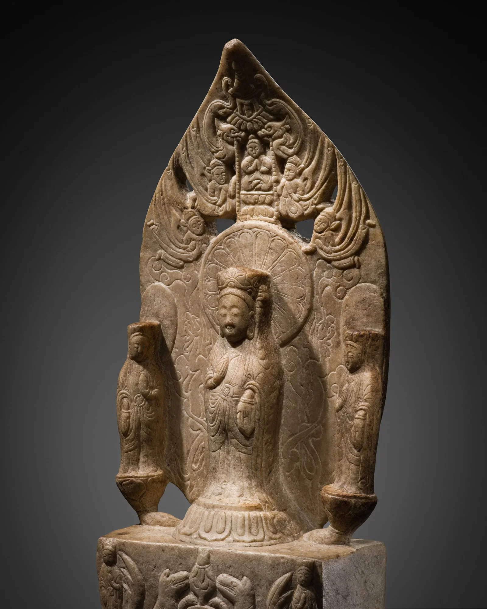 A WHITE MARBLE VOTIVE STELE OF THE AMITABHA TRIAD, DATED BY INSCRIPTION TO 559 AD
