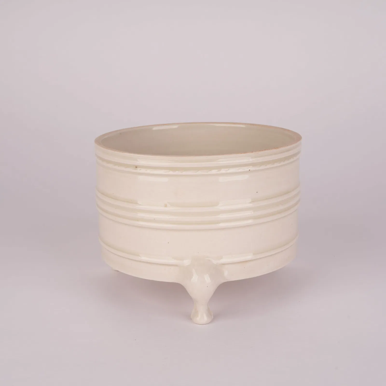 A WHITE PORCELAIN COSMETIC BOX, TANG DYNASTY