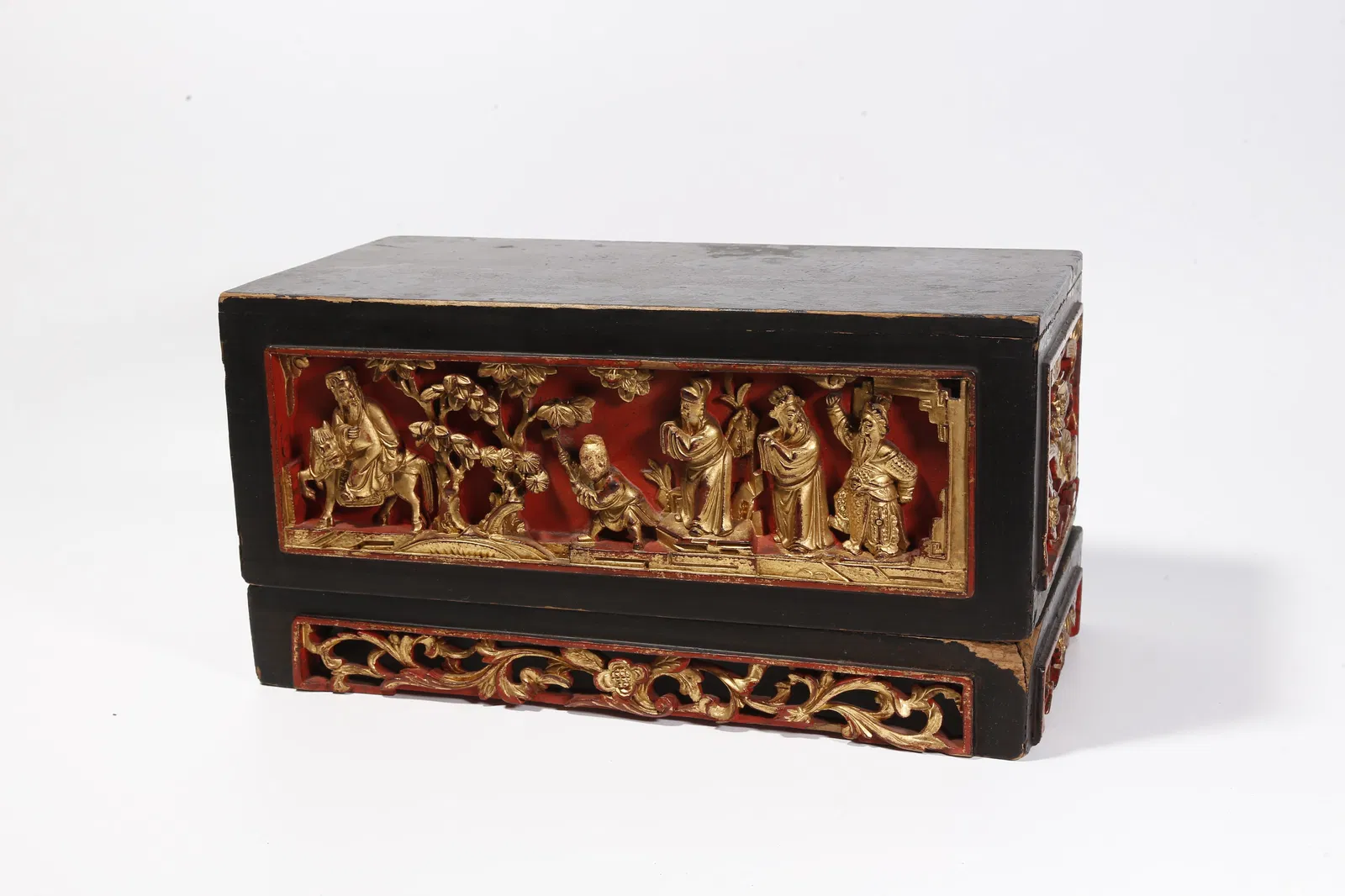 A WOOD WITH LACQUER AND GILDED COVERED BOX WITH FIGURES MOTIF