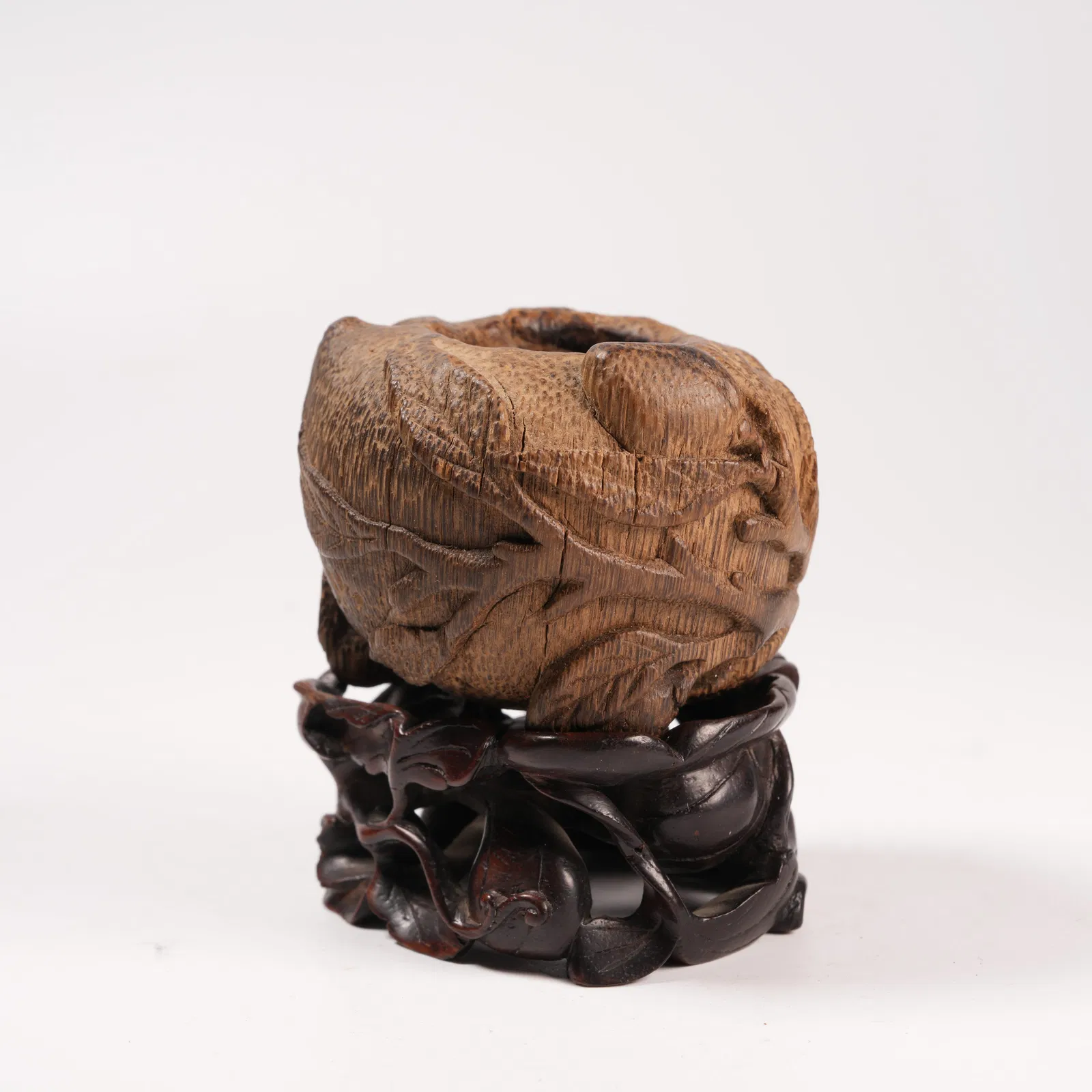 A WOODEN BRUSH WASHER IN SHOU PEACH SHAPE