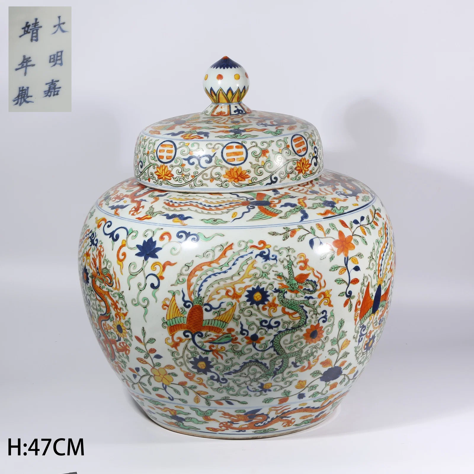 A WUCAI DRAGON AND PHOENIX PATTERN LARGE JAR