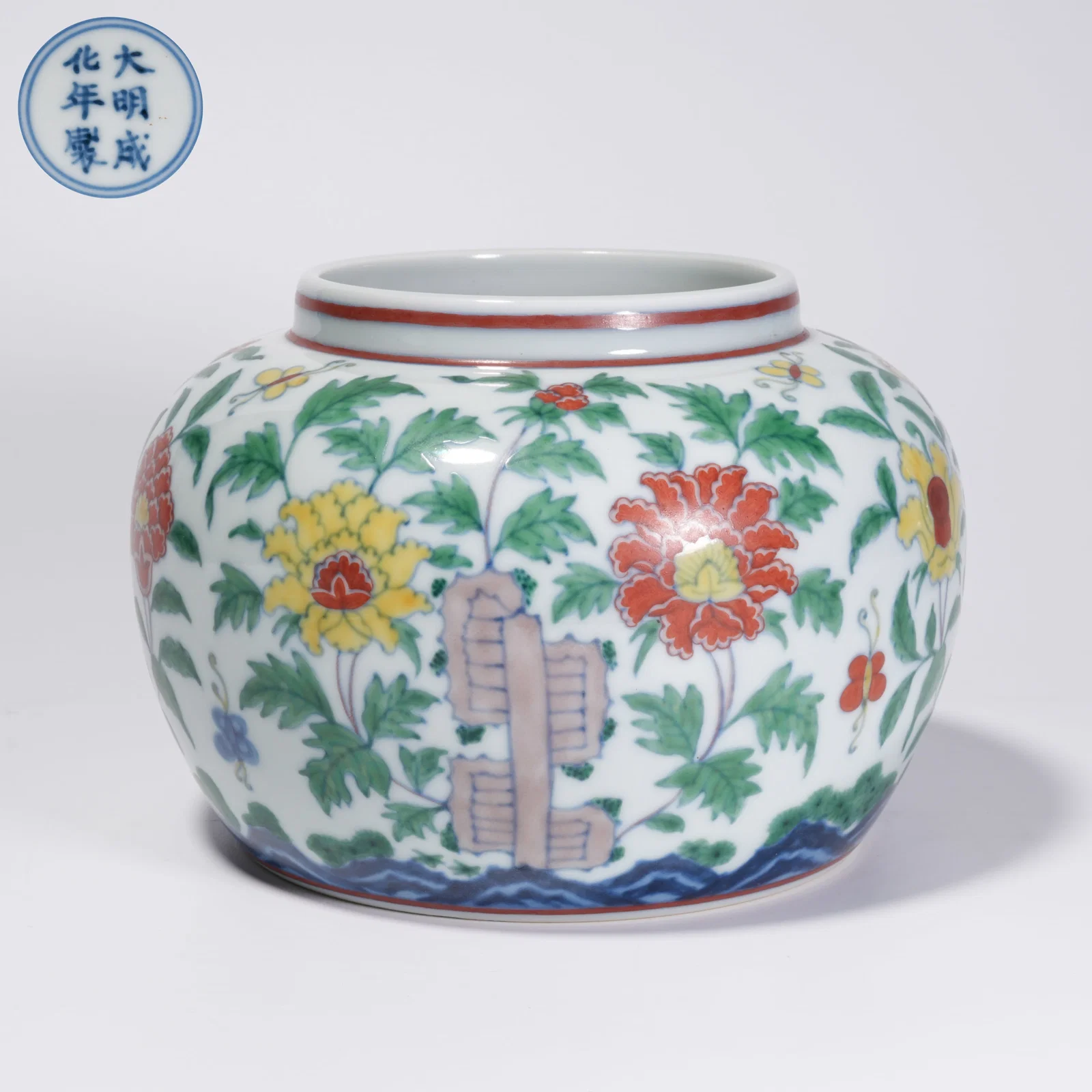 A WUCAI INTERTWINED FLOWER MOTIF JAR