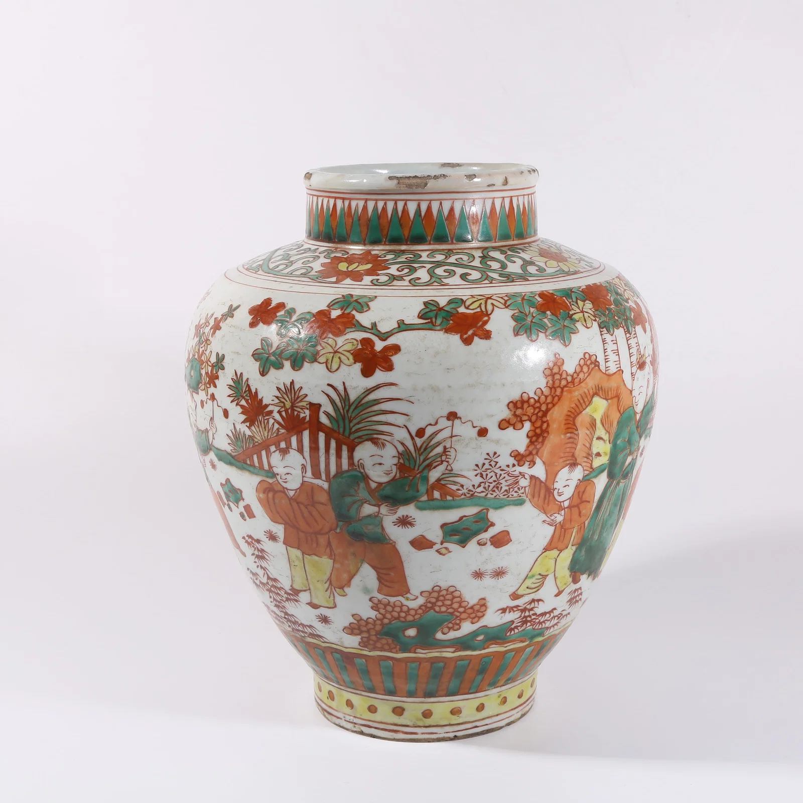 A WUCAI JAR WITH "CHILDREN AT PLAY" SCENE