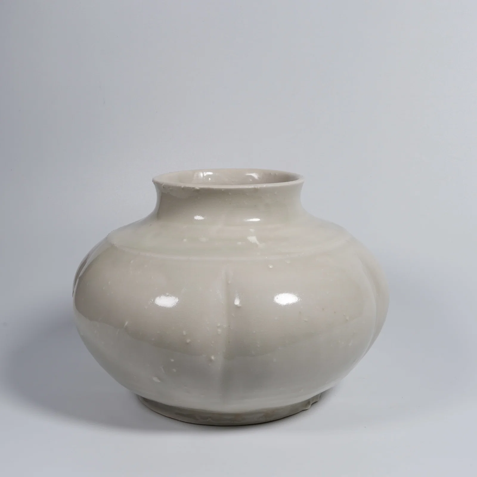 A XING WARE LOBED "MELON-RIBBED" JAR