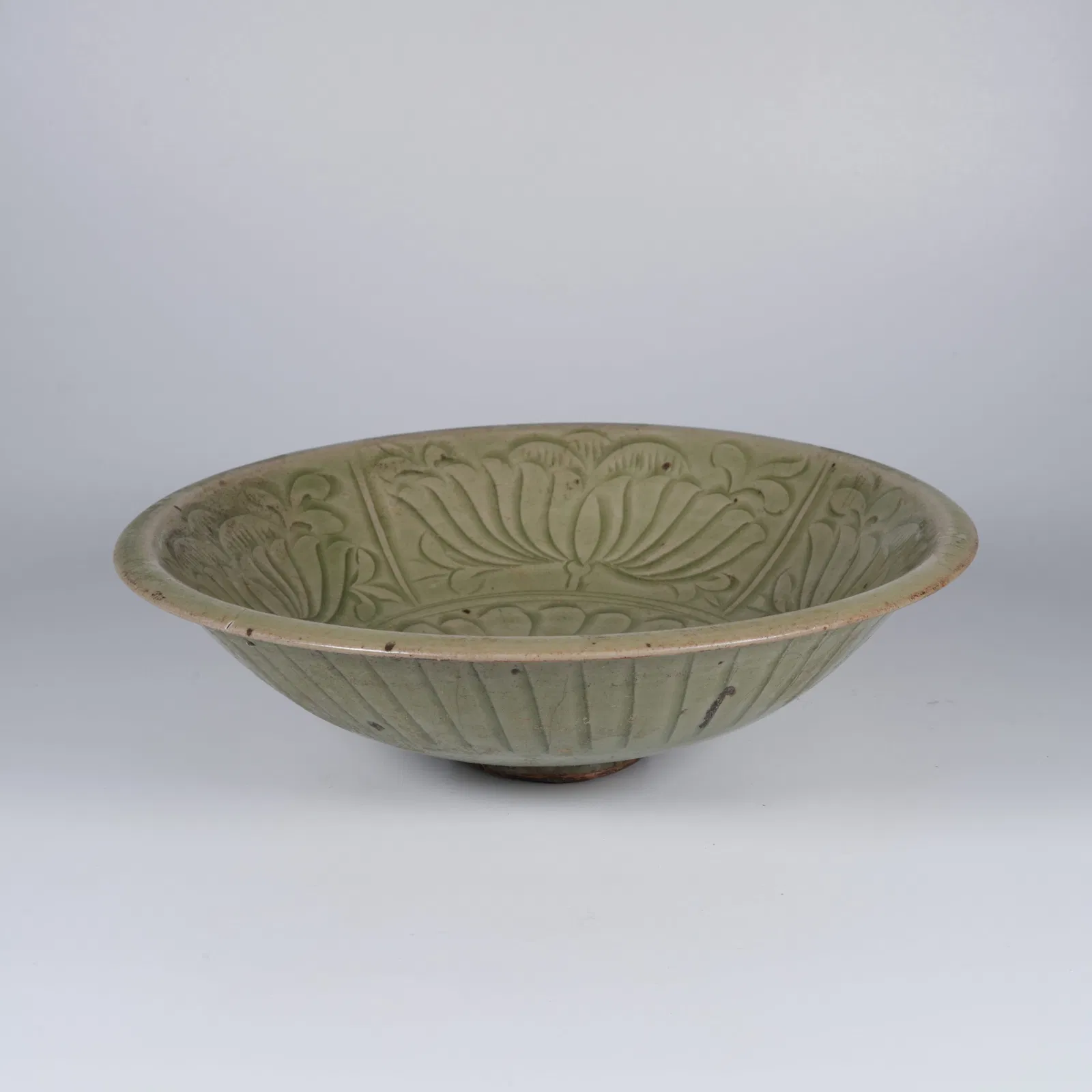A YAOZHOU WARE DISH WITH FLORAL MOTIF
