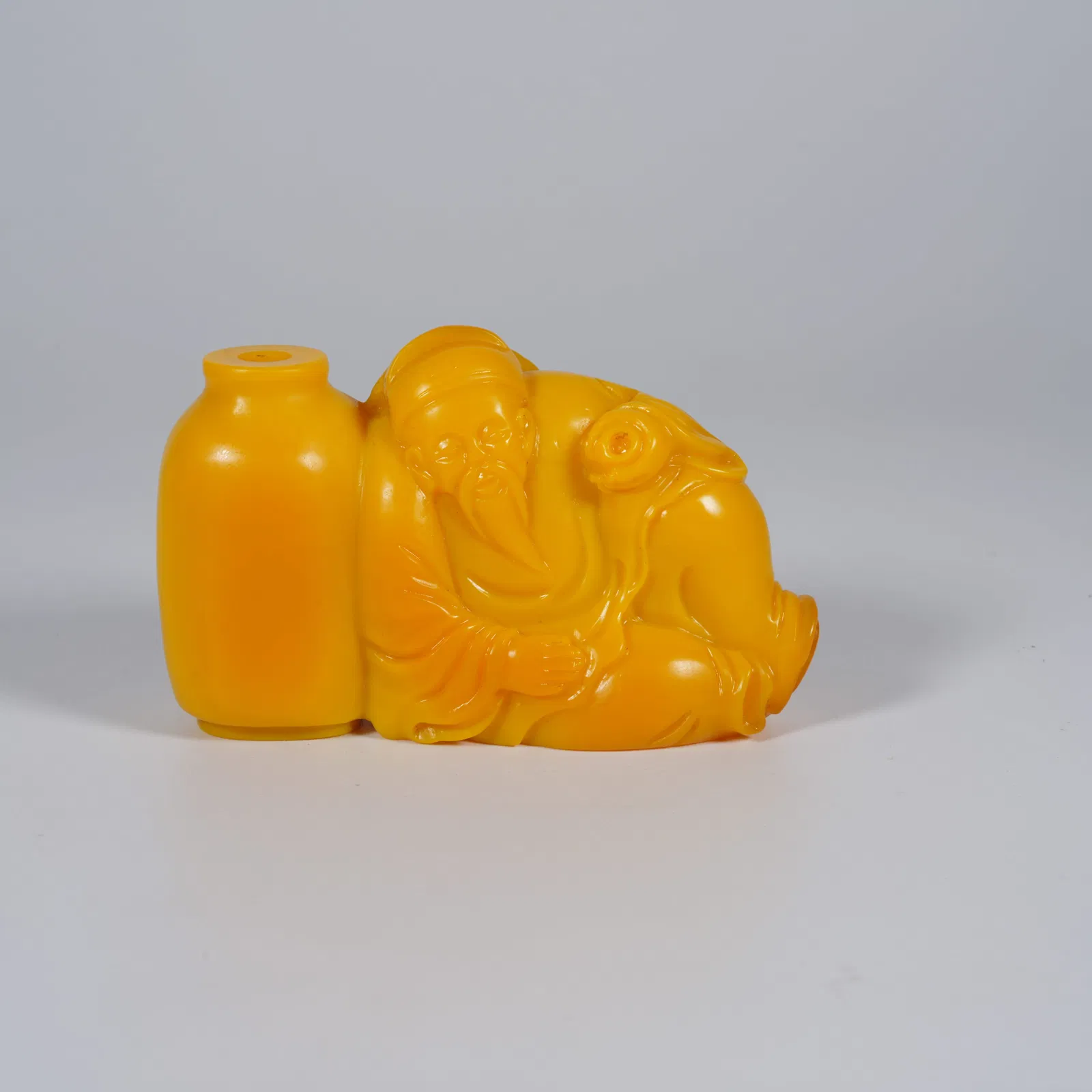 A YELLOW GLASS SNUFF BOTTLE DEPICTING "TAIBAI DRUNK"