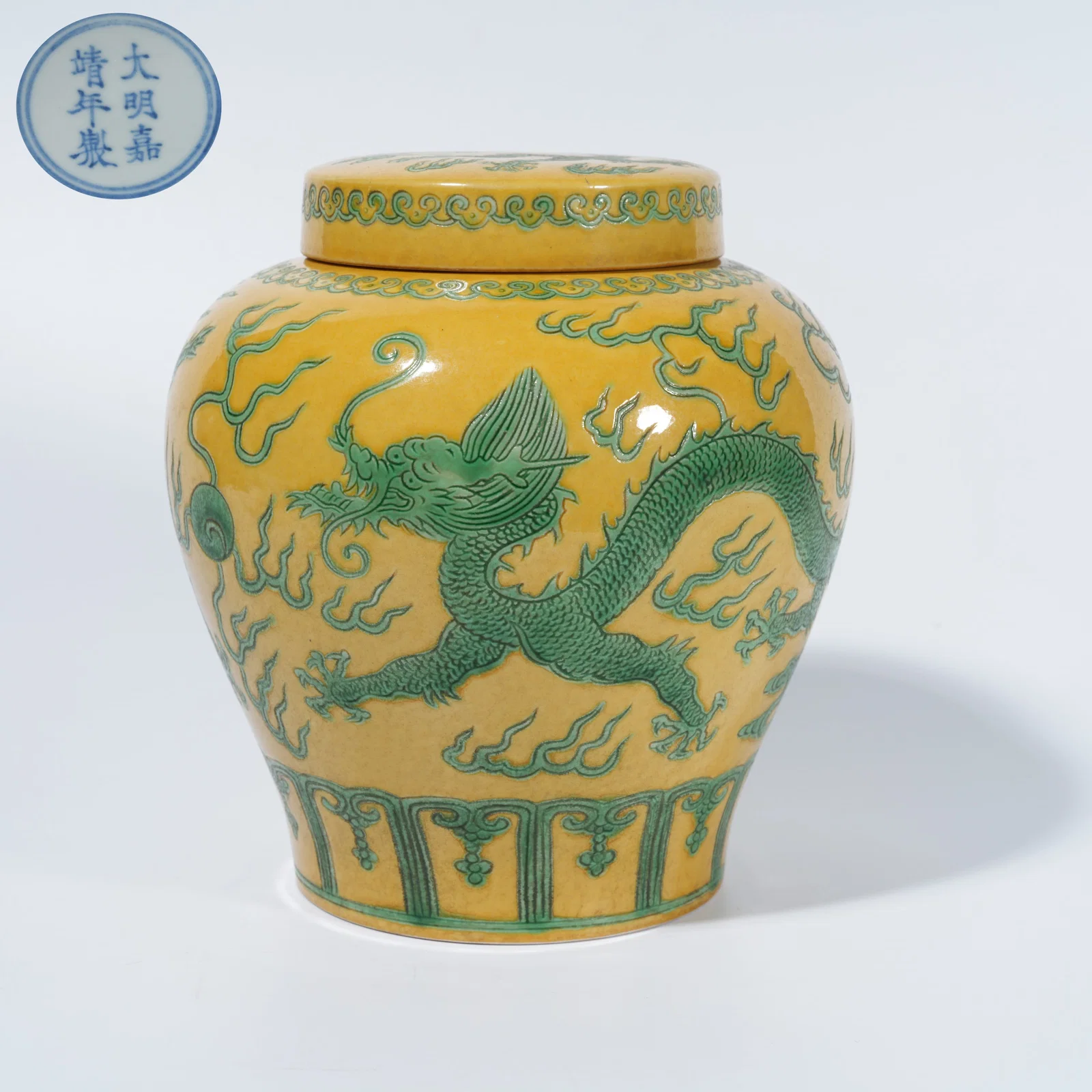 A YELLOW-GROUND GREEN-GLAZED COVERED JAR WITH CLOUD-AND-DRAGON MOTIF