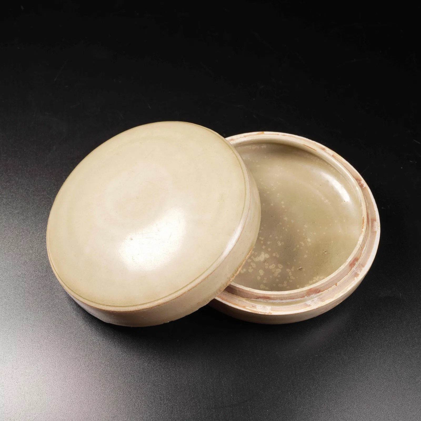 A YUE WARE COVERED BOX