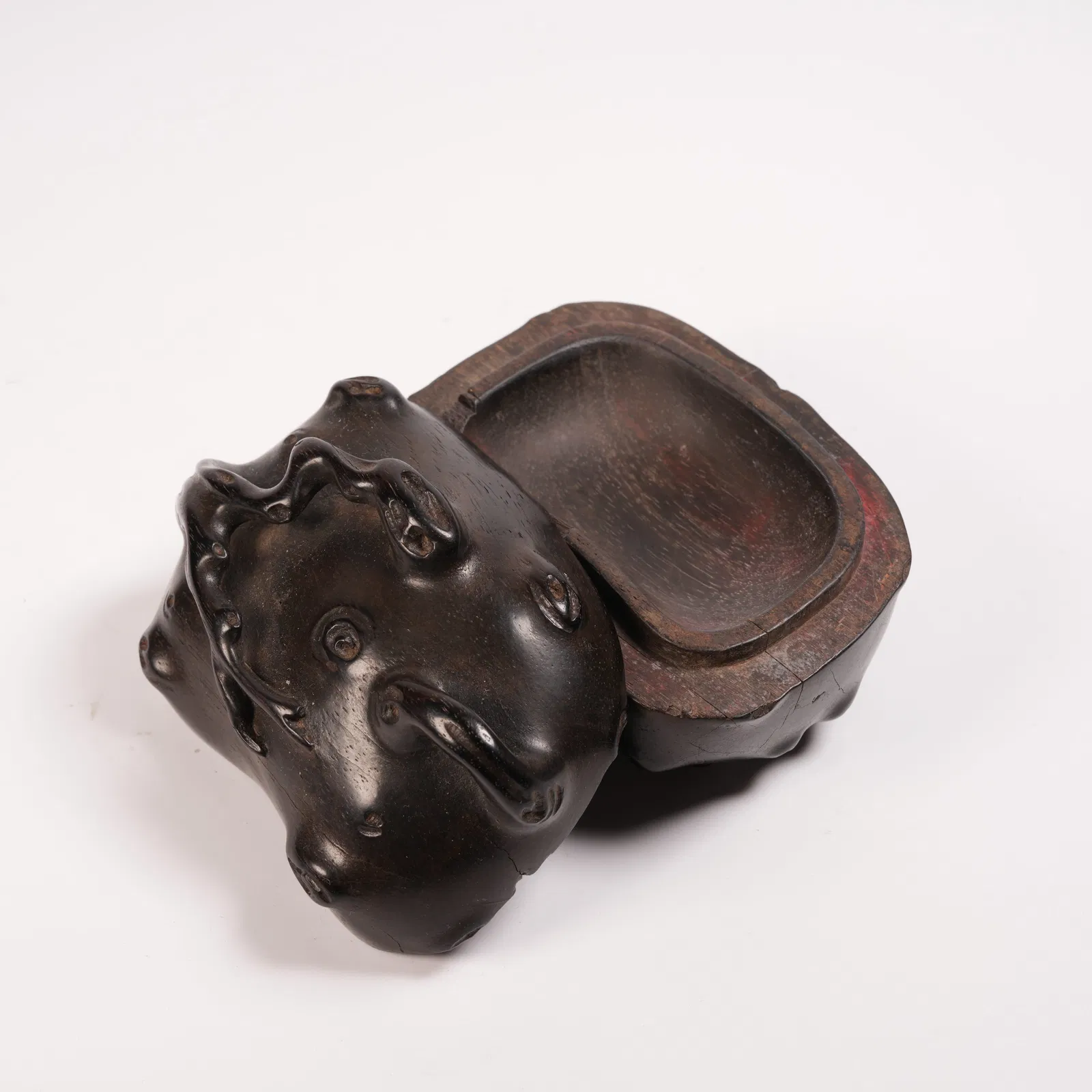 A ZITAN TREE-BRANCH-SHAPED COVERED BOX