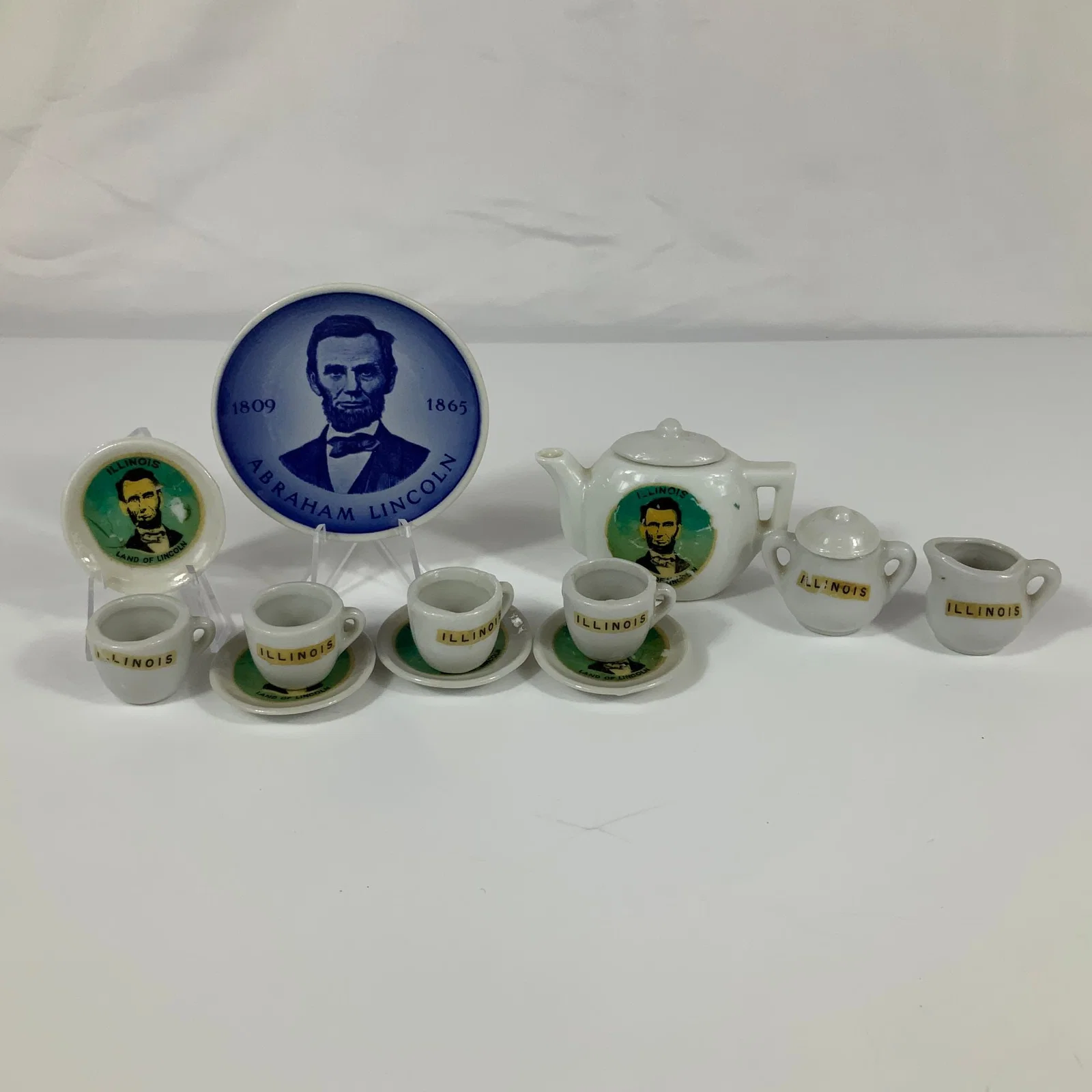 Abraham Lincoln Commemorative Plate and 13-Piece Illinois Souvenir Mini Tea Set