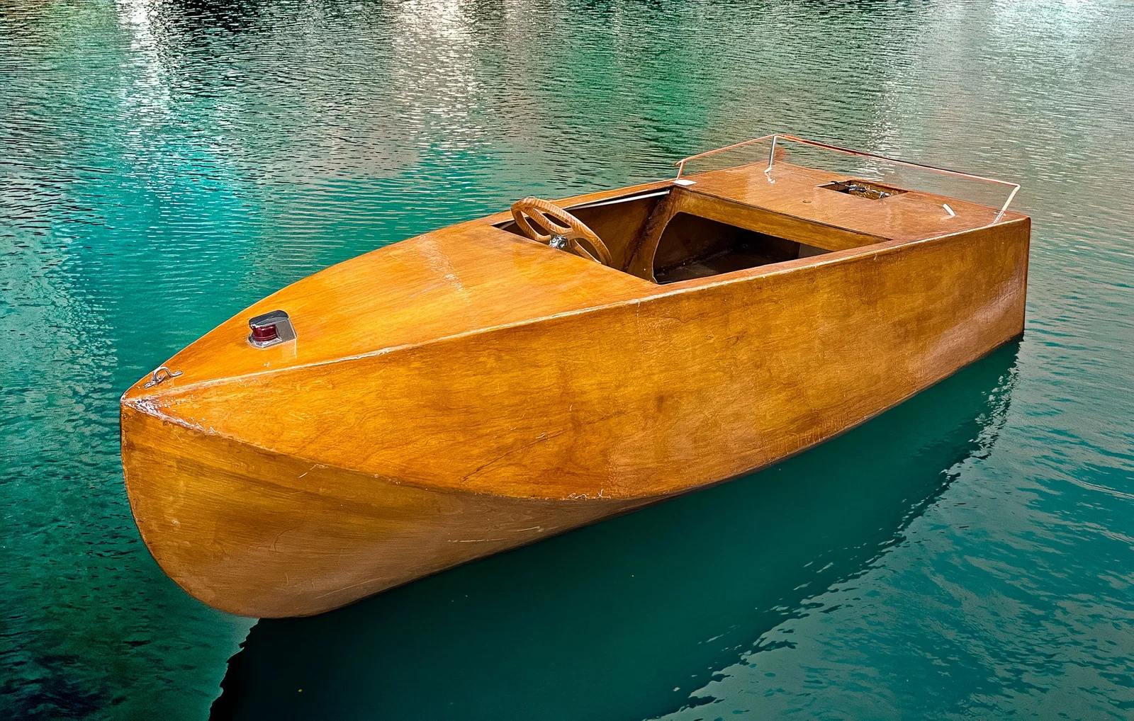 AMERICAN MID-CENTURY MODERN "PEE-WEE" STYLE WOODEN BOAT WITH OUTBOARD MOTOR.
