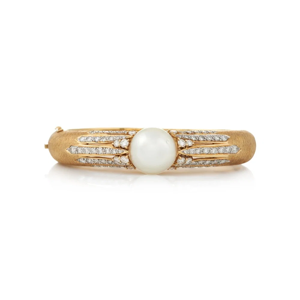 AN 18K GOLD, SOUTH SEA PEARL, AND DIAMOND BRACELET