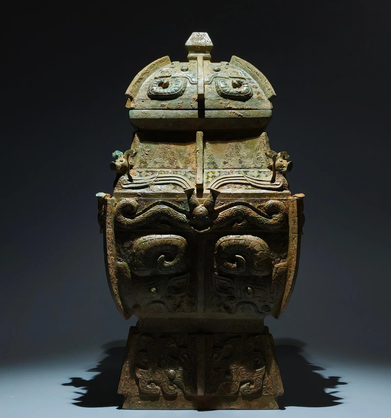 An Archaic Bronze Beast-Face and Chi-Dragon Pattern Food Vessel