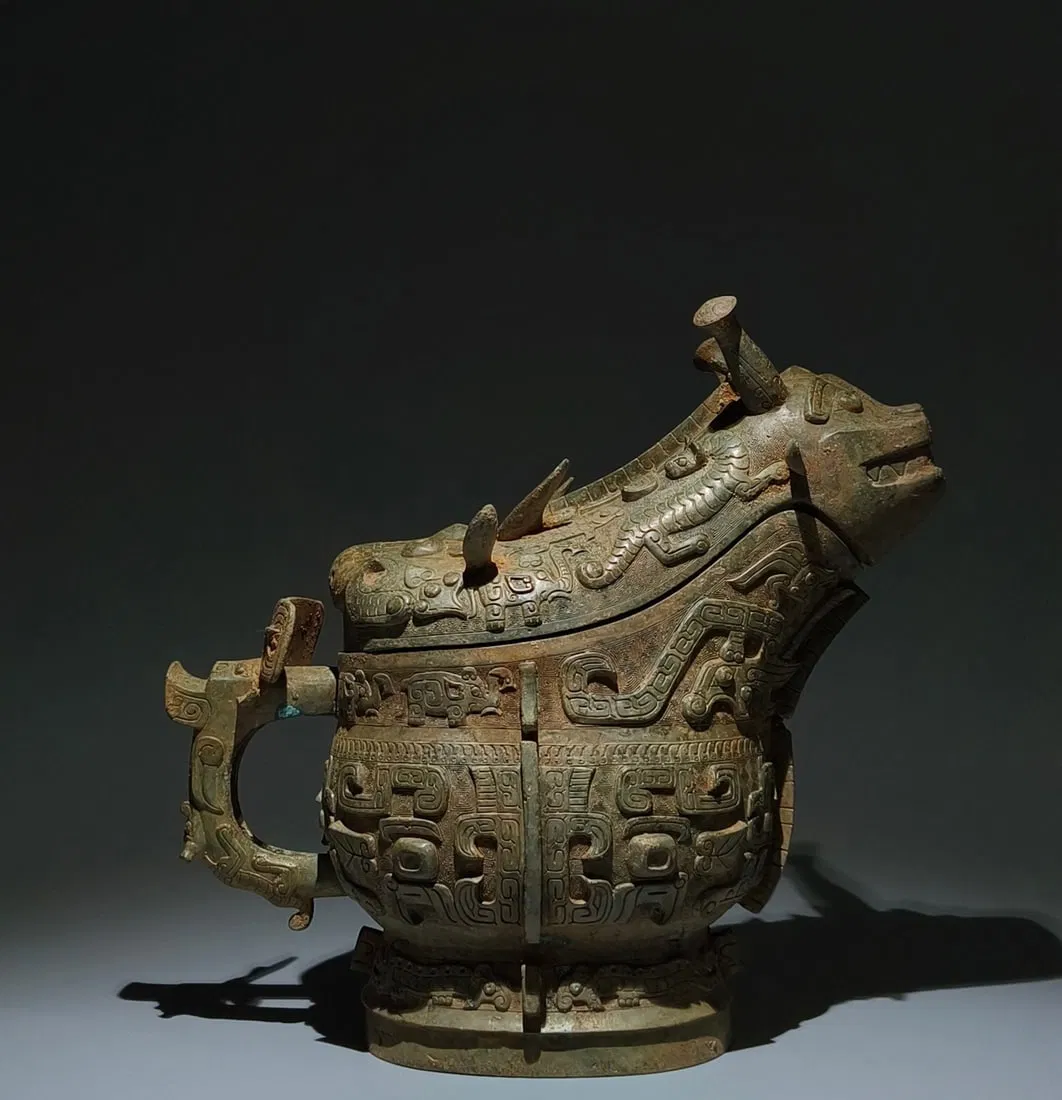 An Archaic Bronze Chi-Dragon Pattern Beast-Shaped Food Vessel