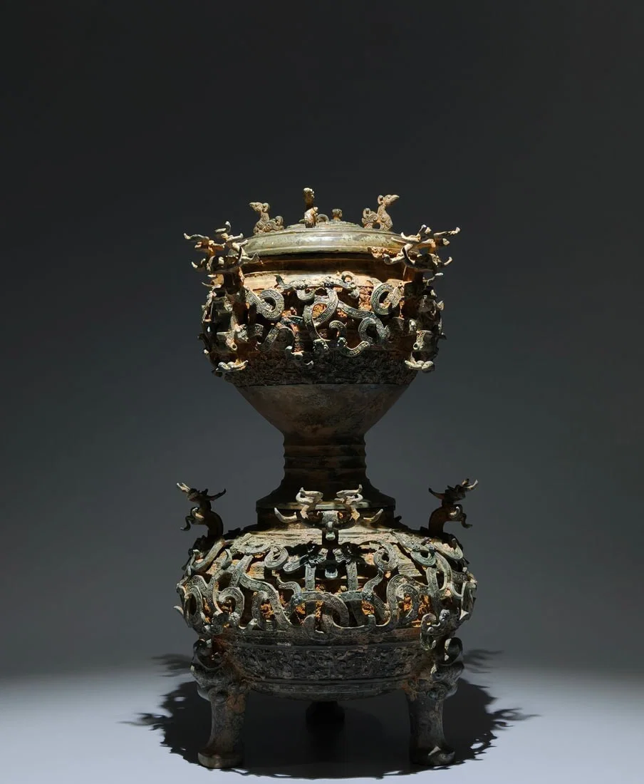An Archaic Bronze Coiled-Dragon Pattern Tripod Food vessel,With Base,With Inscription