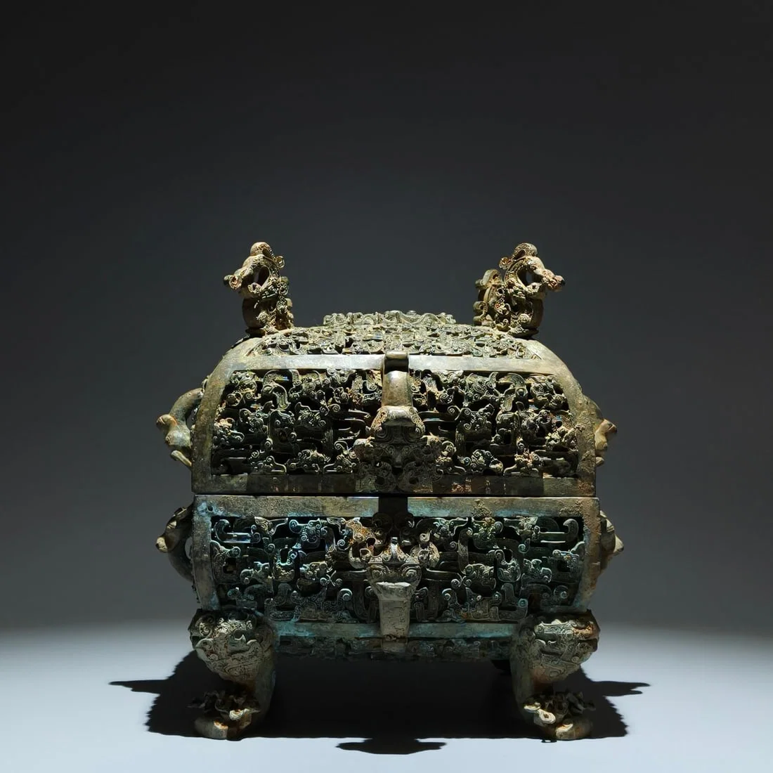 An Archaic Bronze Dragon Pattern ritual vessel