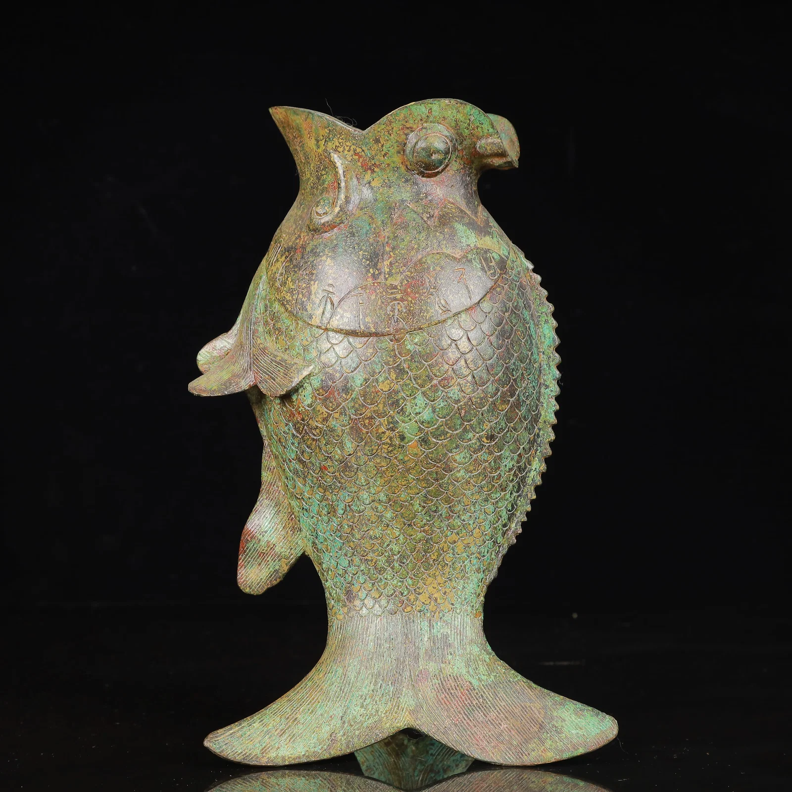An Archaic Bronze Fish Pattern Vase