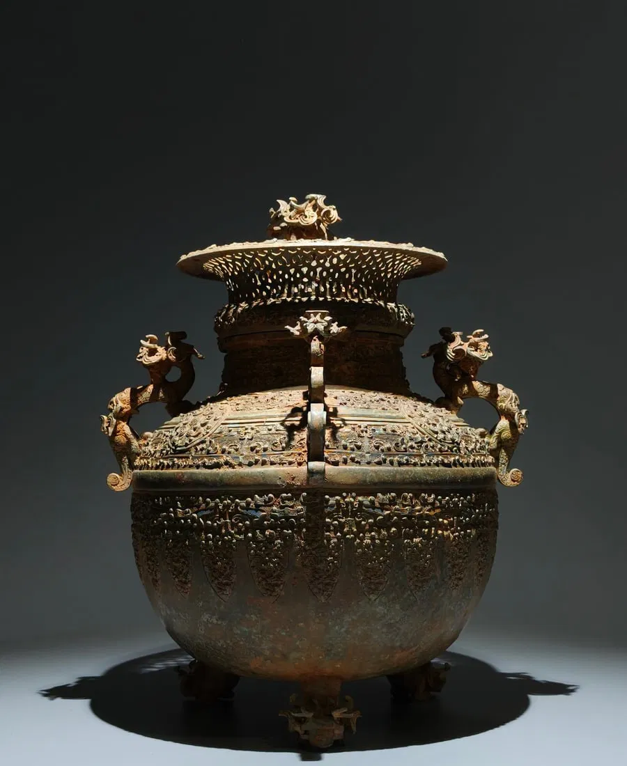 An Archaic Bronze Hollow Feather Pattern Dragon-Ears Tripod Food Vessel,With Inscription