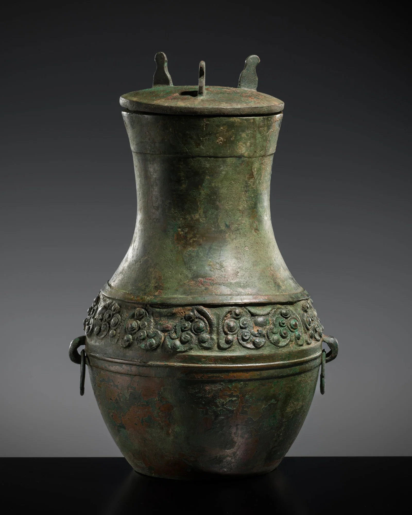 AN ARCHAIC BRONZE RITUAL WINE VESSEL AND COVER, HU, WARRING STATES PERIOD