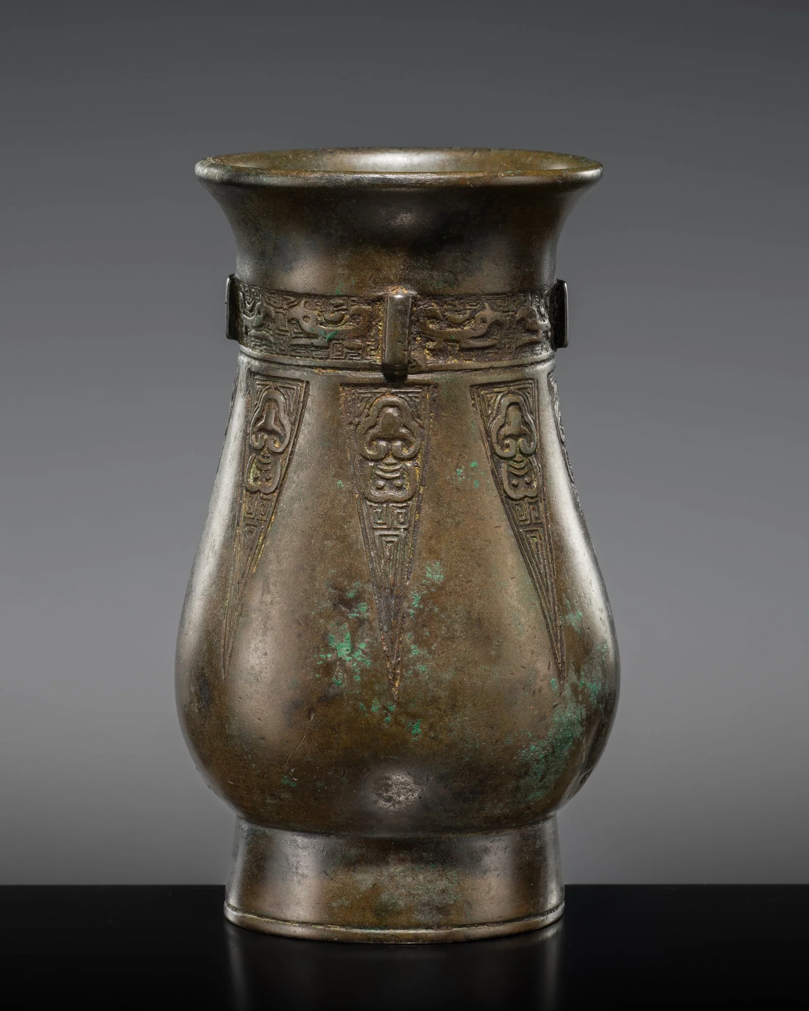 AN ARCHAIC BRONZE RITUAL WINE VESSEL, ZHI, WESTERN ZHOU DYNASTY, 1046-771 BC