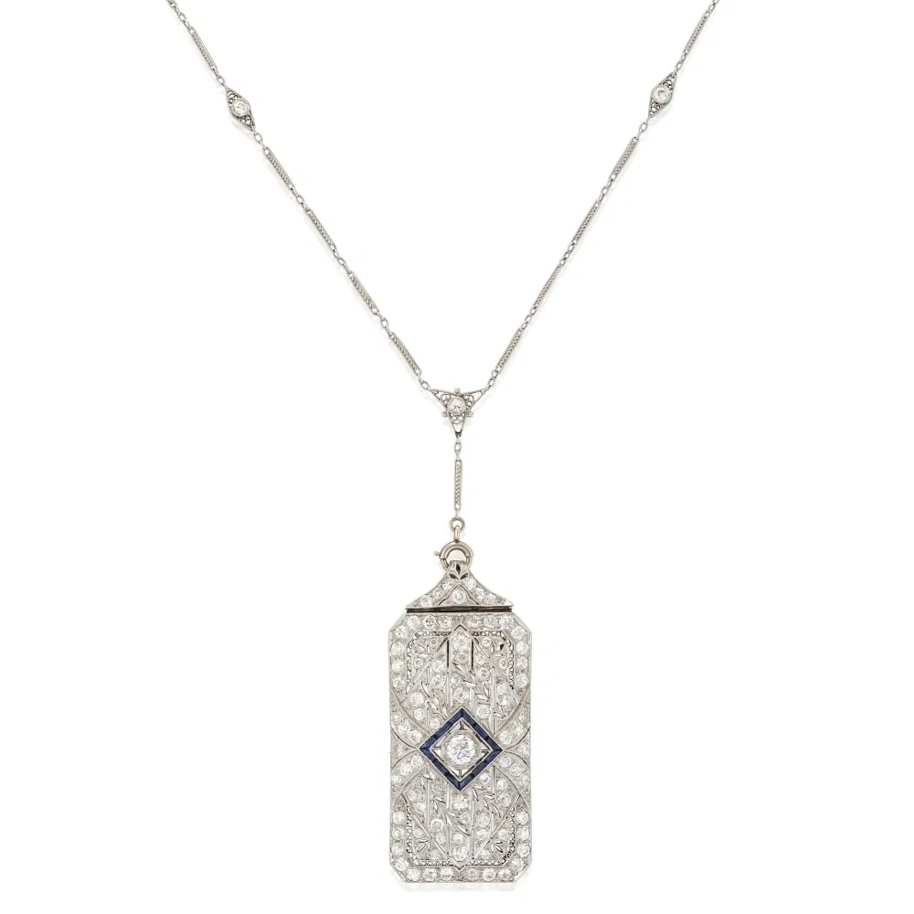 AN ART DECO PLATINUM AND DIAMOND CONVERTIBLE PENDANT/BROOCH AND CHAIN