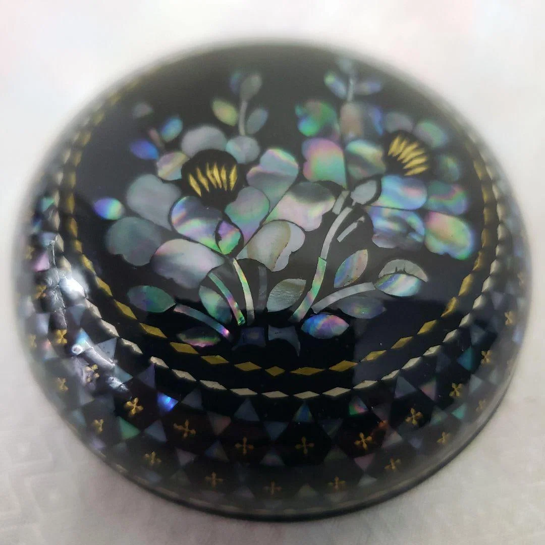 An elegant, exquisite, and high-quality lacquer incense box, adorned with mother-of-pearl floral