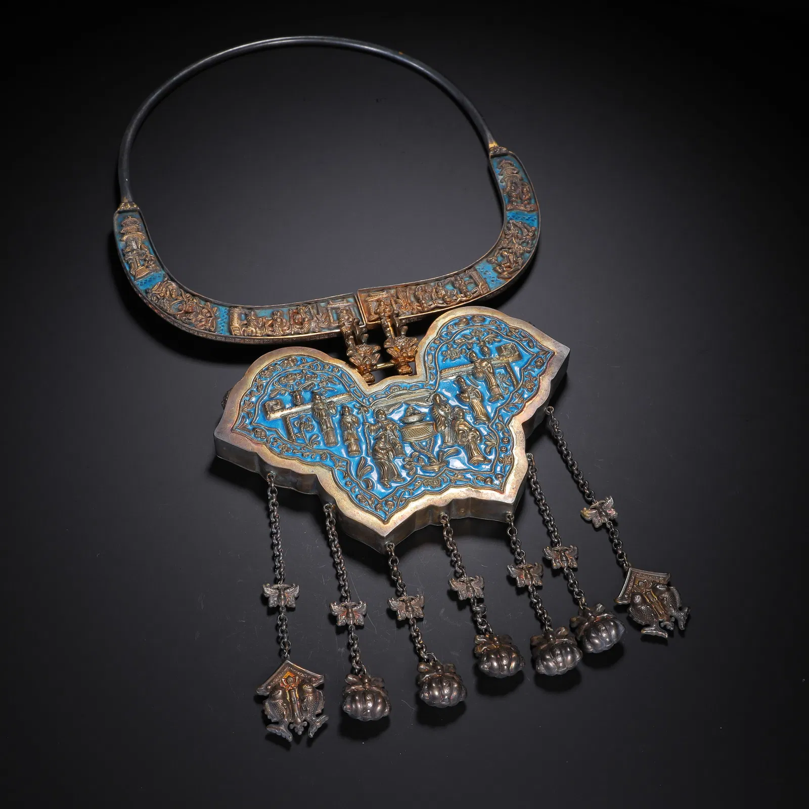 AN ENAMELED SILVER NECKLACE
