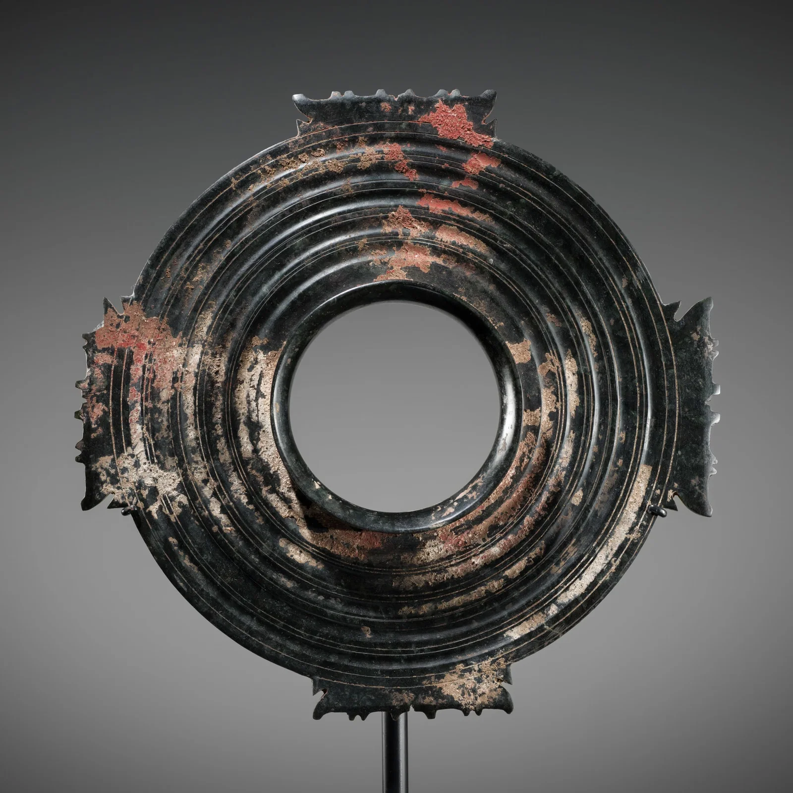 AN EXCEEDINGLY RARE COLLARED BLACK JADE DISK, WESTERN ZHOU DYNASTY