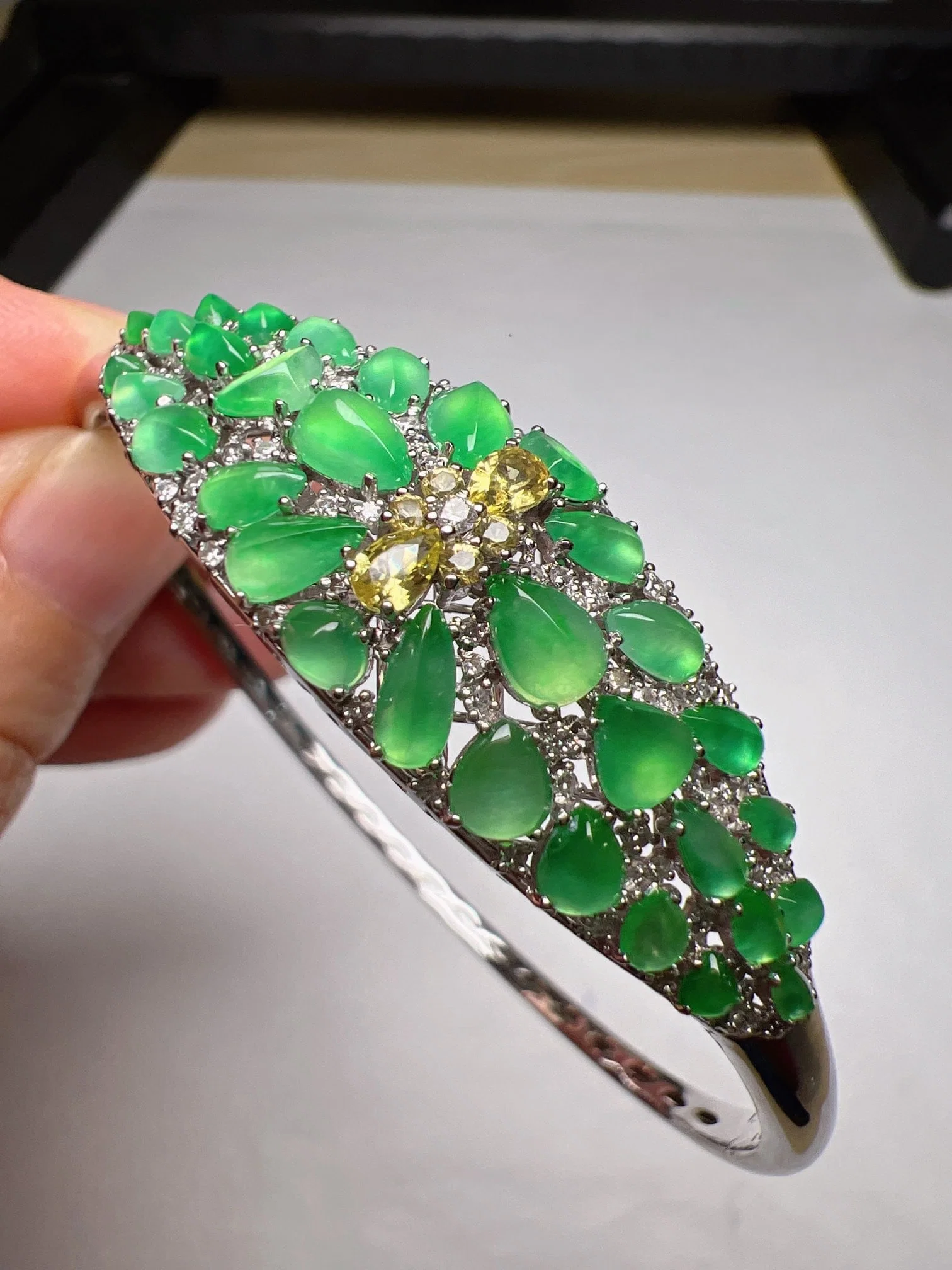 An Exquisite 18k Gold Diamond Inlaid Jadeite Bracelet