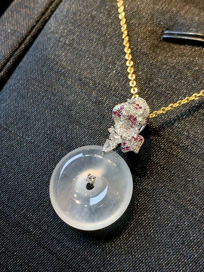 An Exquisite 18k Gold Diamond Inlaid Jadeite Necklace