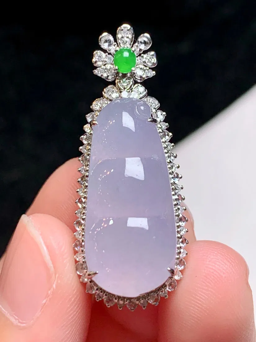 An Exquisite 18k Gold Diamond Inlaid Jadeite Pendant