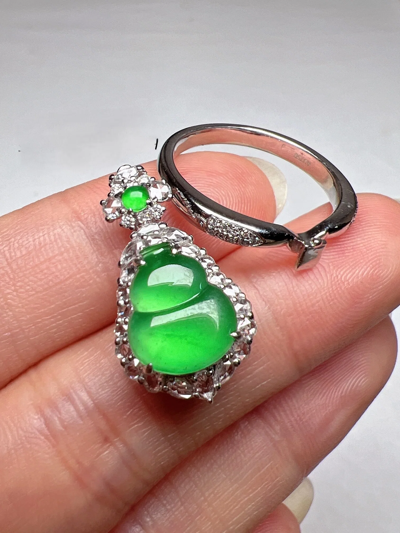 An Exquisite 18k Gold Diamond Inlaid Jadeite Ring& Pendant Dual-Purpose
