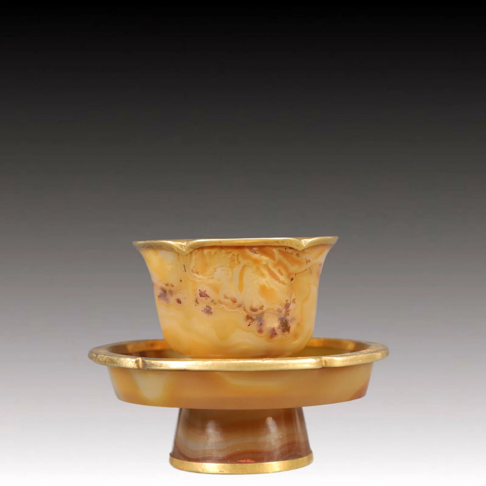 An Exquisite Agate Cover with Gold Cup