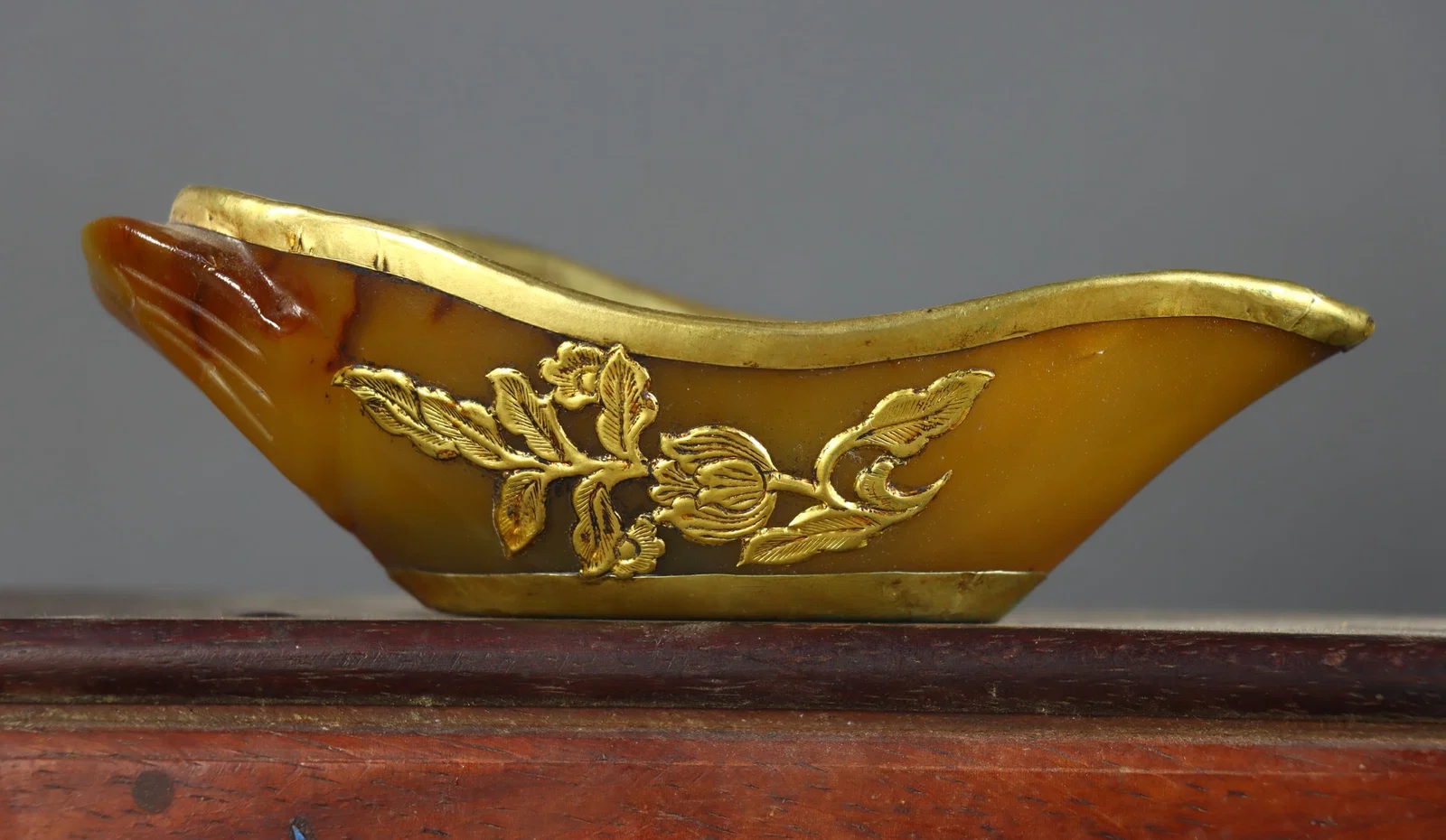 An Exquisite Agate Cover with Gold Flower Pattern Plate