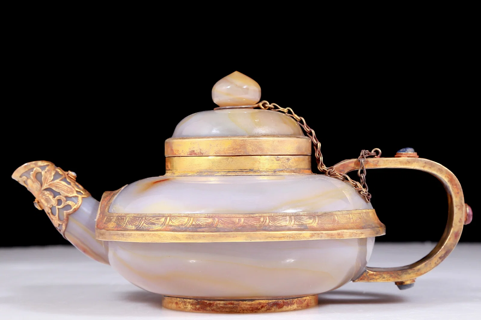 An exquisite agate ewer covered with gold and inlaid with gems and floral patterns