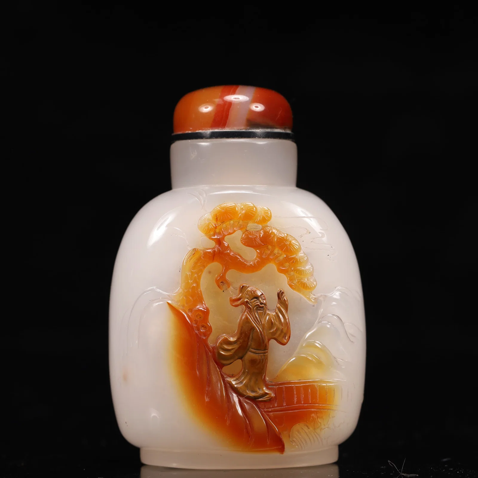 An Exquisite Agate Figure and Pine Pattern Snuff Bottle